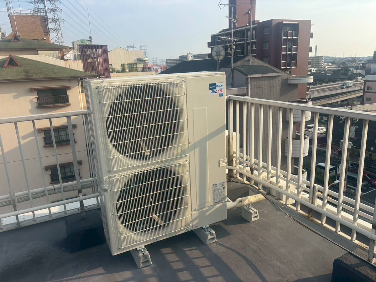 京都市上京区にて業務用エアコンの増設〈床置き型〉の施工後写真