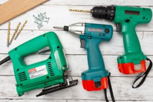 電気工事のDIYは危険！資格が必要な工事と違法リスクを解説